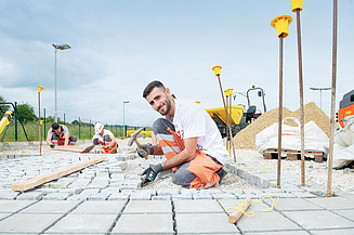 Foto Drei Lehrlinge blicken in Kamera