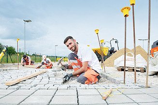 Foto Drei Lehrlinge blicken in Kamera
