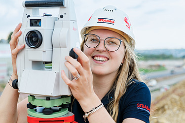 Foto einer Vermessungstechnikerin