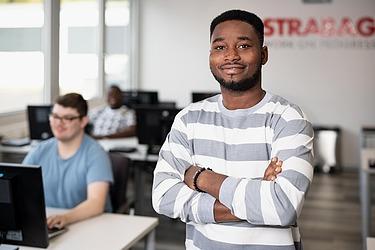 Foto zwei Arbeiter beim Bearbeiten von Metall