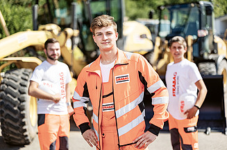 Strabag Karriere Header Foto Drei Lehrlinge blicken in Kamera