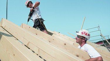 Zwei Männer beim arbeiten auf einer Baustelle