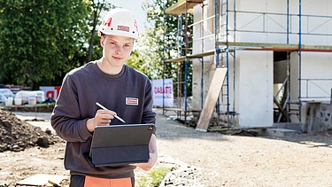 Ausbildung zur Bauwerksabdichtung Zwei Kolleg:innen beim arbeiten auf einer Baustelle