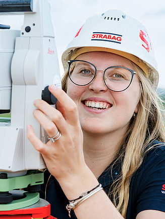 Foto einer Person, die mit dem Arm gegen eine Wand gelehnt steht