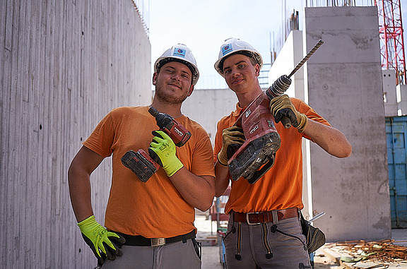 Zwei Azubis bei F.K. SYSTEMBAU auf der Baustelle