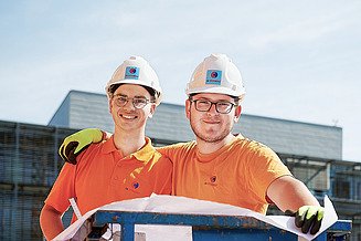 Zwei Azubis bei F.K. SYSTEMBAU auf der Baustelle