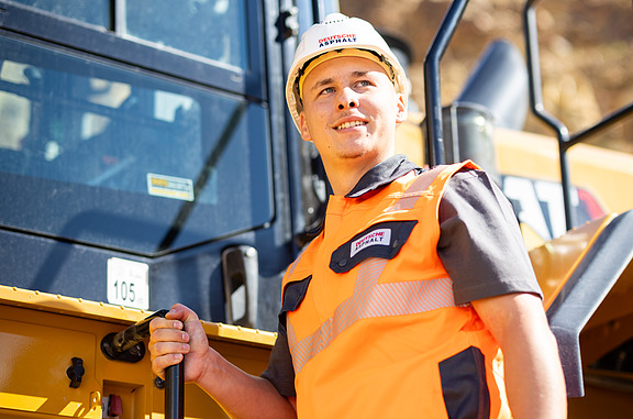 Facharbeiter arbeitet am Computer. 