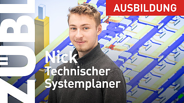 Auszubildener schaut in die Kamera und lächelt.