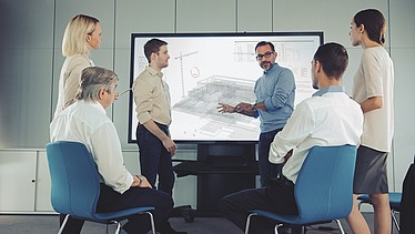 Sechs Personen vor einem digitalen Whitebaord