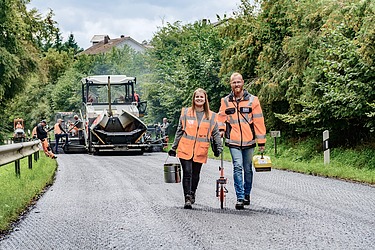 Foto Auszubildender prüft