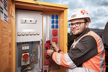 Foto Arbeiter repariert Anlage