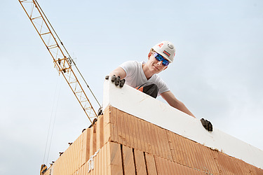 Foto zwei Arbeiter beim Bearbeiten von Metall