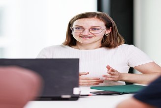 Mann arbeitet an zwei Bildschirmen mit Bauzeichnungen