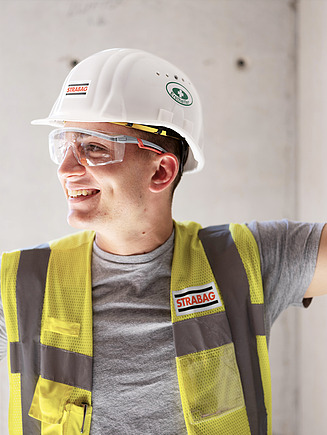 Foto einer Person, die mit dem Arm gegen eine Wand gelehnt steht