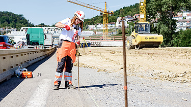 Azubis beim Arbeiten auf der Baustelle