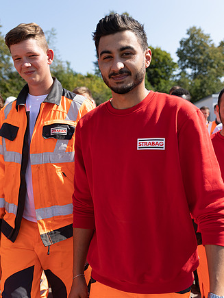 Bild von mehreren Lehrlingen auf dem Campus