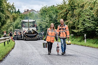 Zwei Kolleg:innen überprüfen auf Baustelle