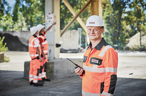 Facharbeiter arbeitet am Computer. 