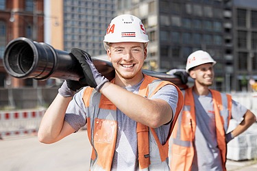 Foto zwei Arbeiter beim Bearbeiten von Metall