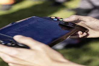 Foto Hände halten ein technisches Gerät