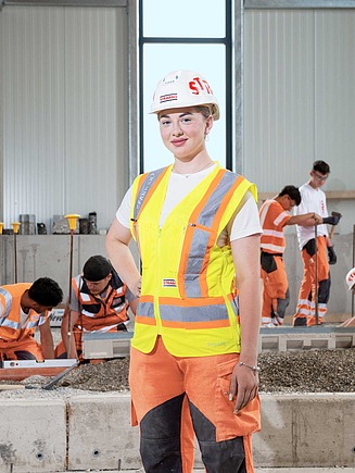 Foto von Lehrling im Vordergrund, weitere Lehrlinge im Hintergrund