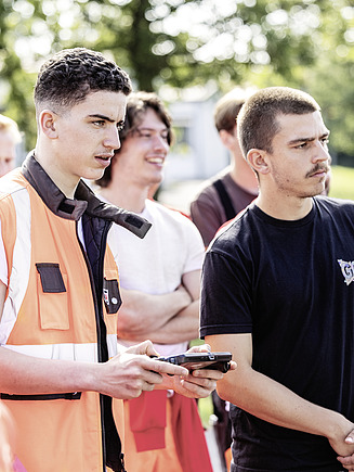 Foto Lehrlinge in einer Gruppe hören zu