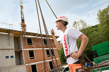 Foto Auszubildende zieht an Eisenkette