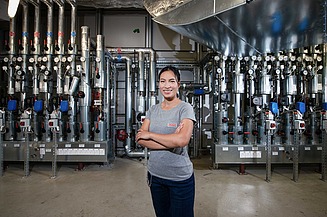 Auszubildende steht vor Anlage