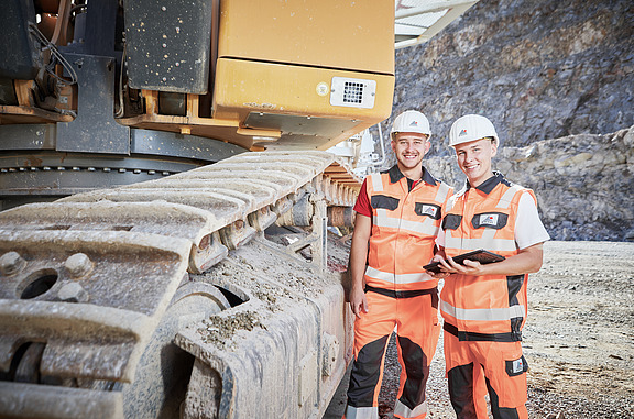 Azubi bedient Baumaschine mit externer Steuerung